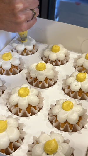 Bite-Sized Daisy Cupcakes